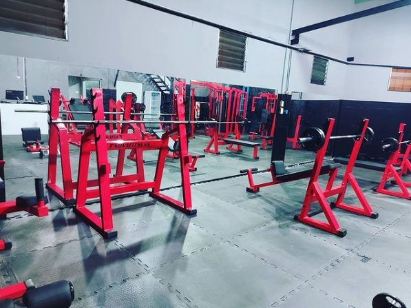 Gimnasio Novafitness Racks y Pesas